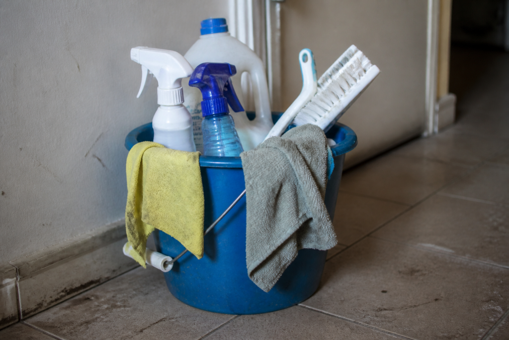Materiel nettoyage organise seau brosse produits chiffons